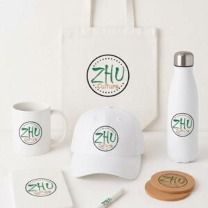 La collection Blanche : tote bag, mug, casquette, gourde, carnet, stylo et dessous de verre blancs, logo Zhu Culture dans un médaillon