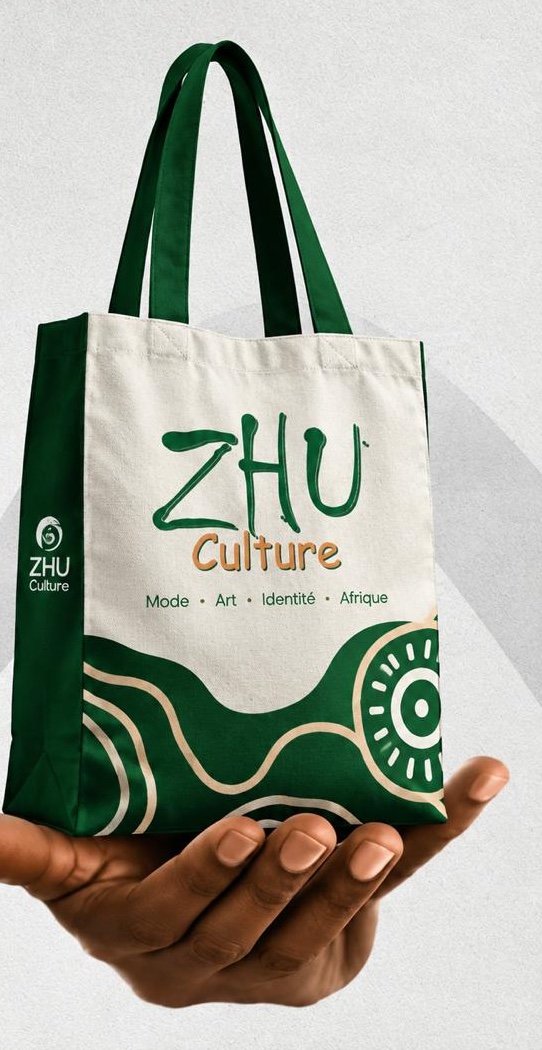 Le tote bag Identité de Zhu Culture, porté dans une main