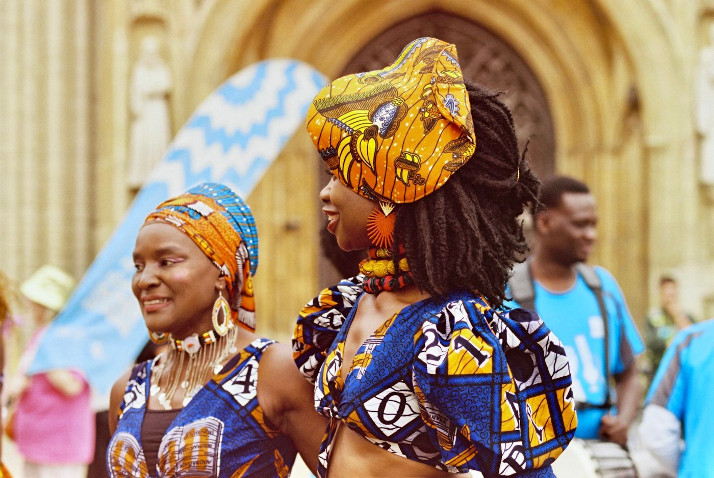 Des femmes en tenues et foulards colorés lors d'une fête
