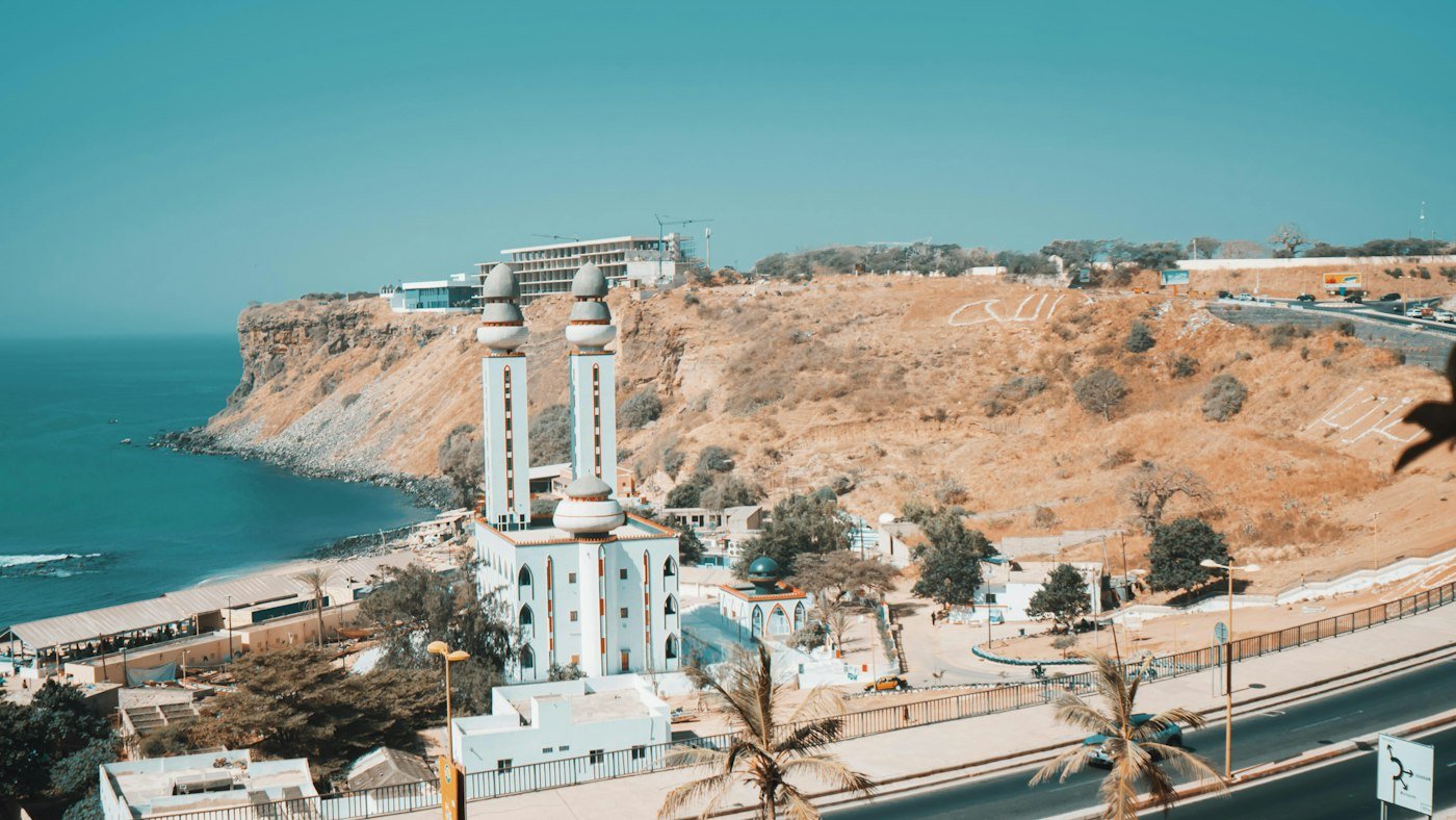 Une mosquée aux deux minarets sur la côte de Ouakam, à Dakar