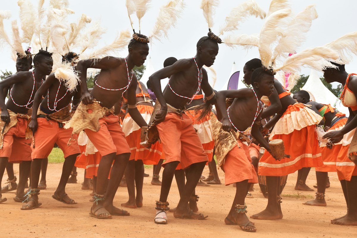 Un groupe de danseurs en costume traditionnel