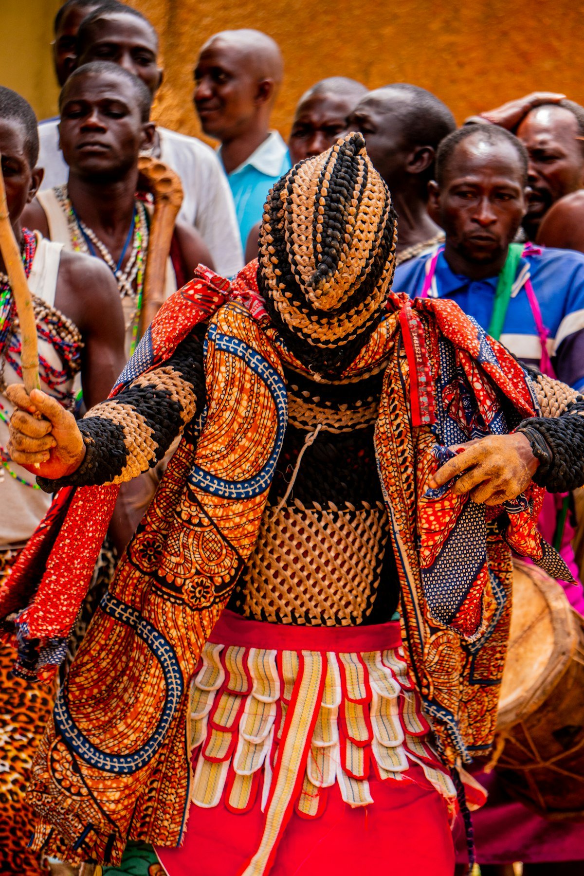 Un danseur masqué en costume traditionnel lors d'un festival