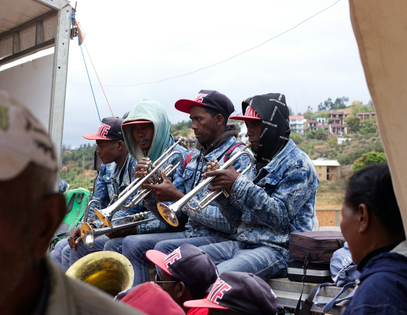 Des musiciens d'une fanfare jouent de la trompette