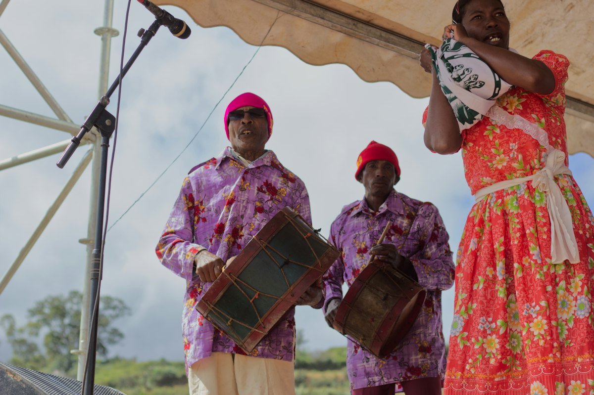 Des percussionnistes en tenue colorée jouent lors d'une fête