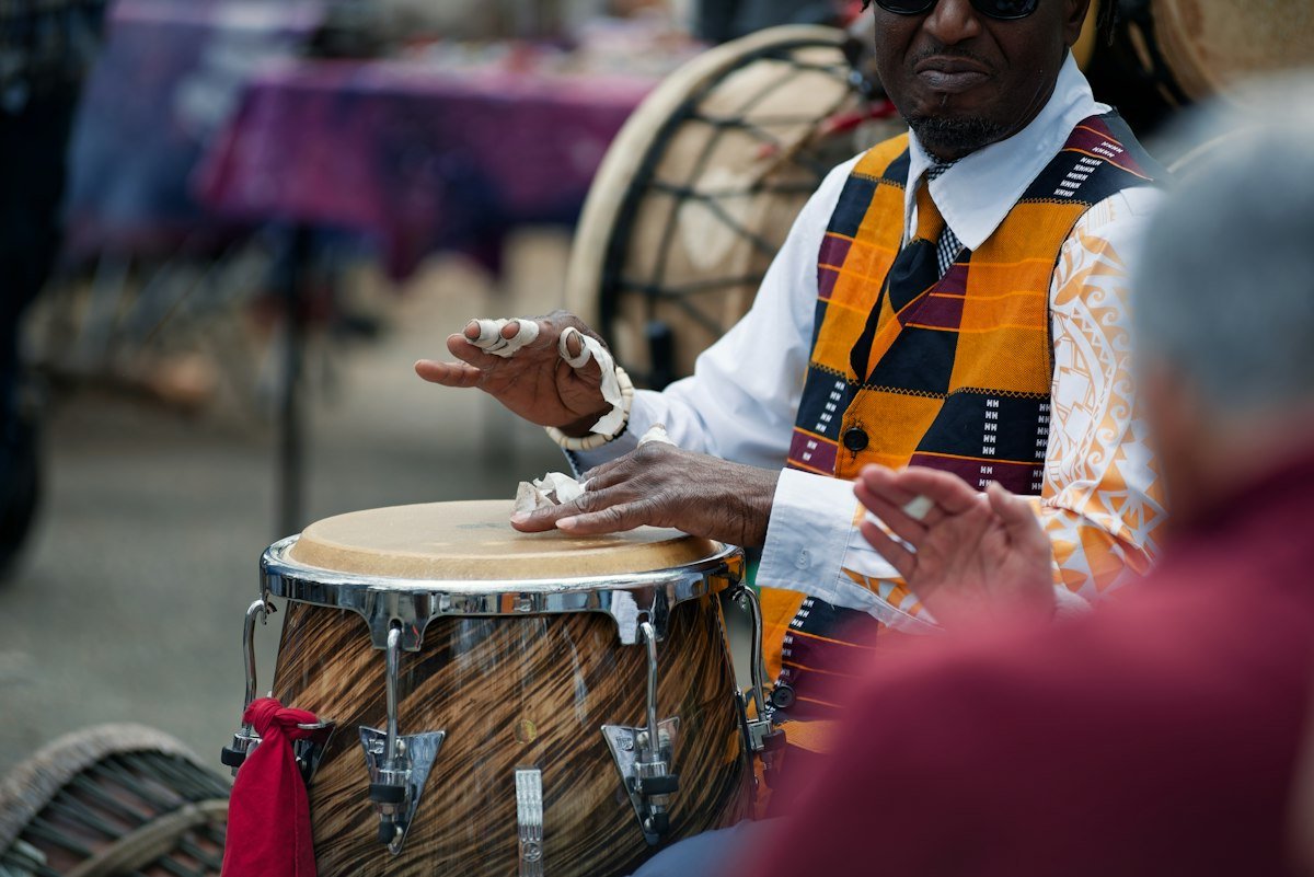 Un percussionniste joue du djembé lors d'un concert