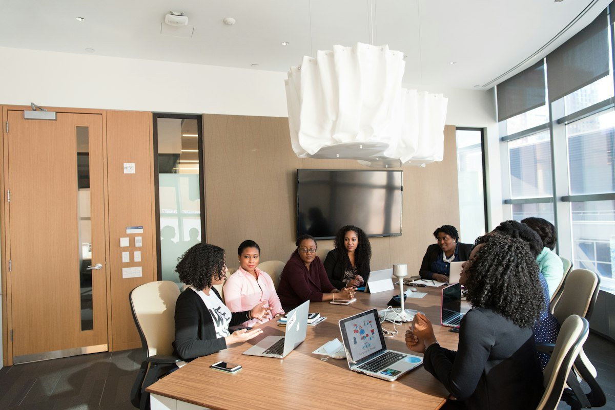 Une équipe en réunion de travail autour d'une table