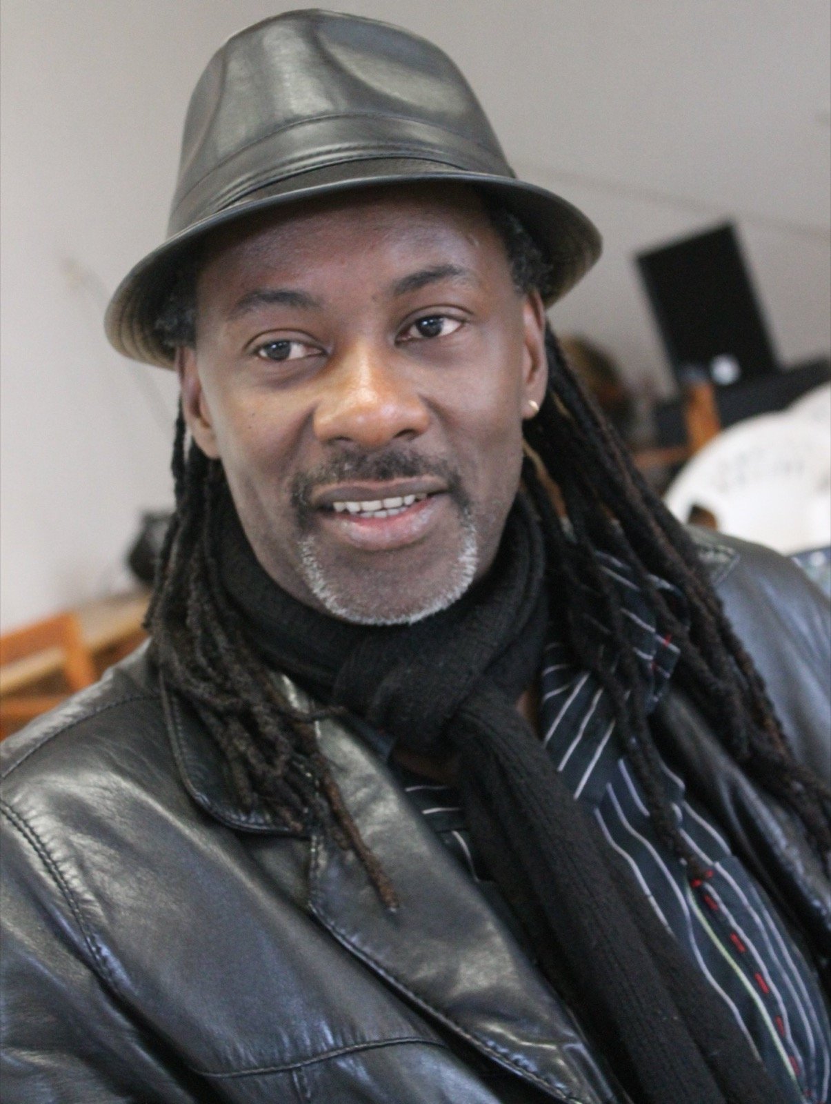 Portrait de Saintrick, chapeau de cuir et dreadlocks