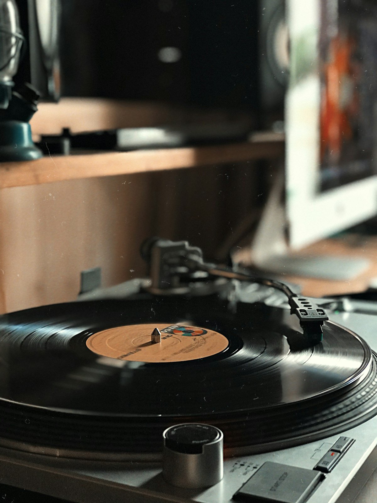 Un disque vinyle sur une platine